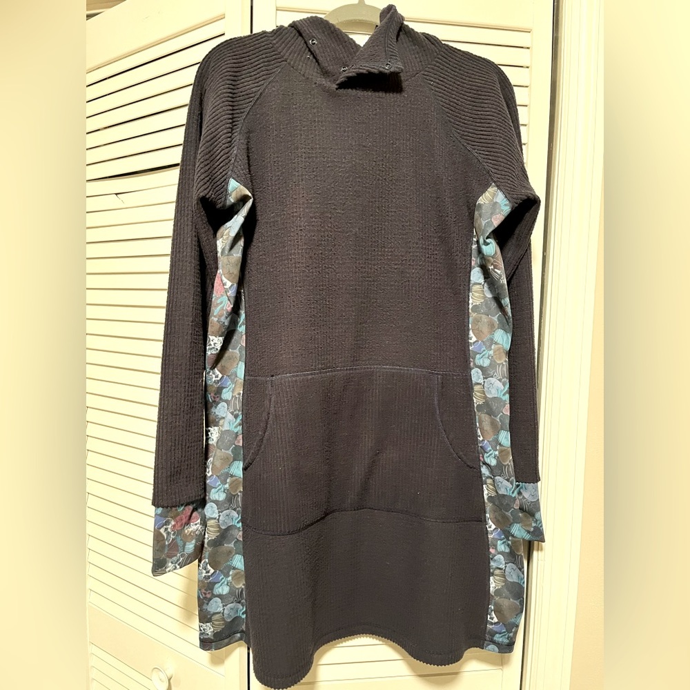 XL Youer Treasure dress with kangaroo pocket and hood, made from recycled fleece